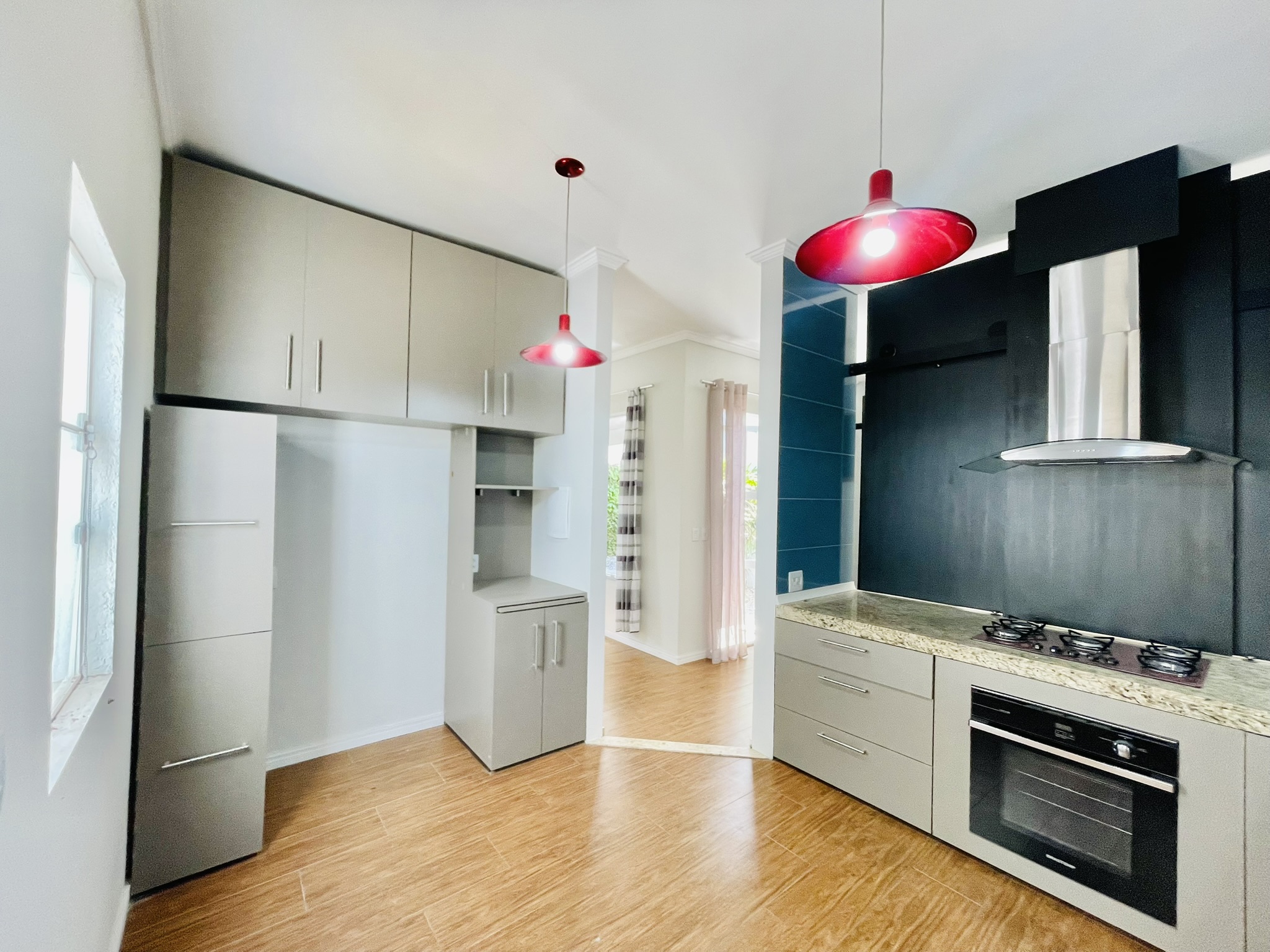 Casa à venda com 3 suítes no Condomínio Campos do Conde II em Tremembé/SP.