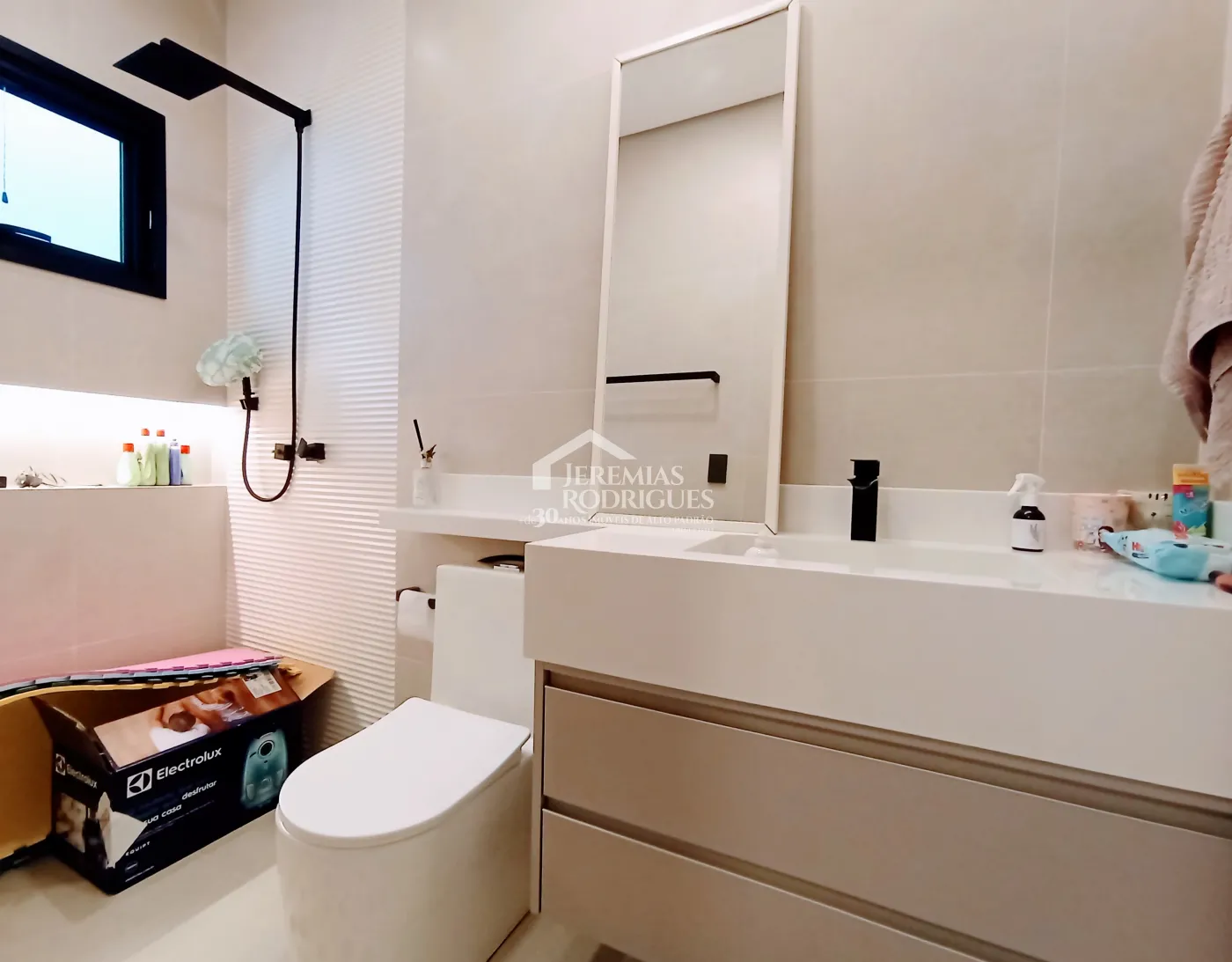 Casa à venda com 5 dormitórios no Condomínio Reserva dos Lagos em Pindamonhangaba/SP.