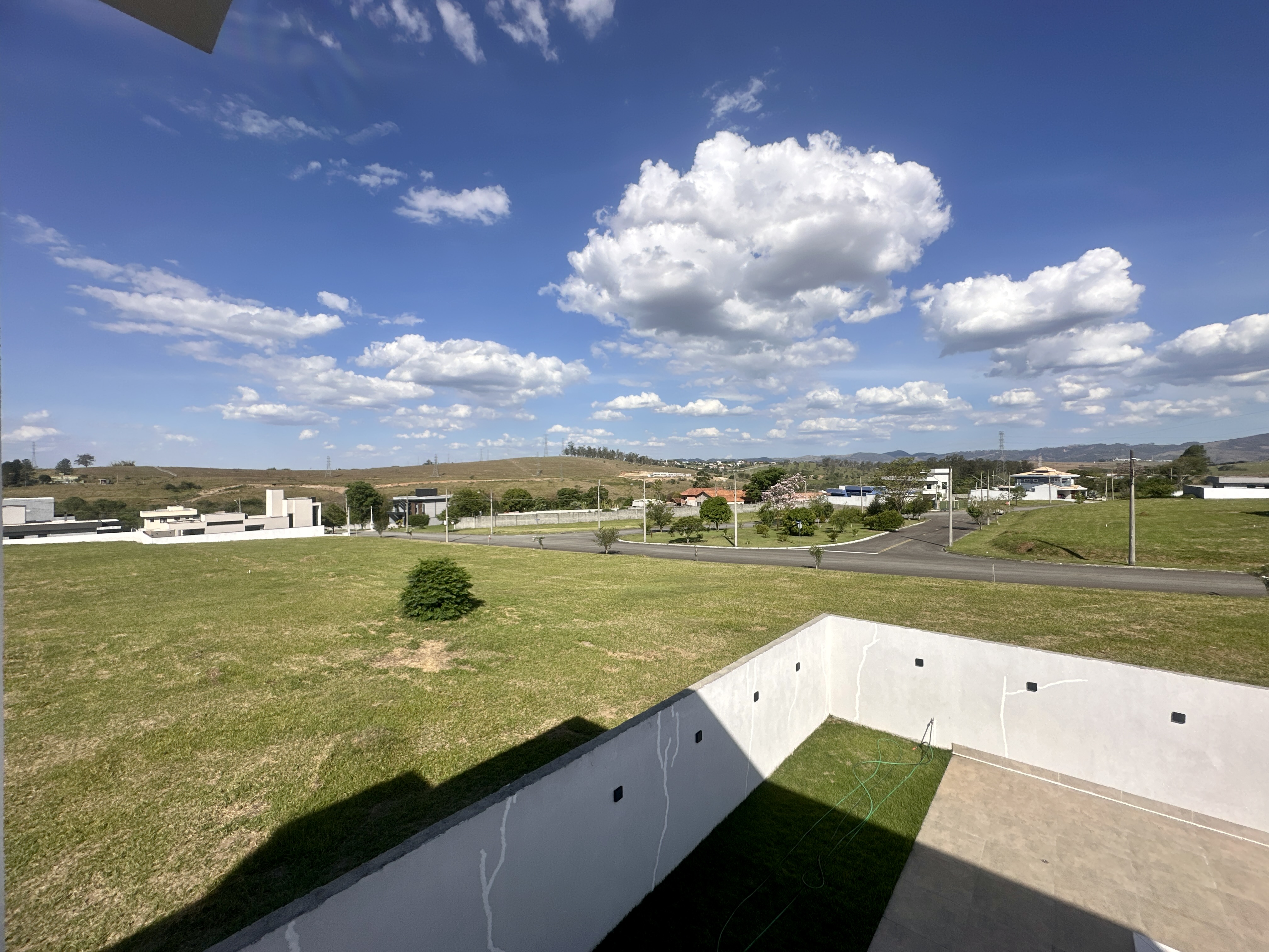 Casa à venda com 4 dormitórios no Condomínio Bella Vitta em Caçapava/SP.