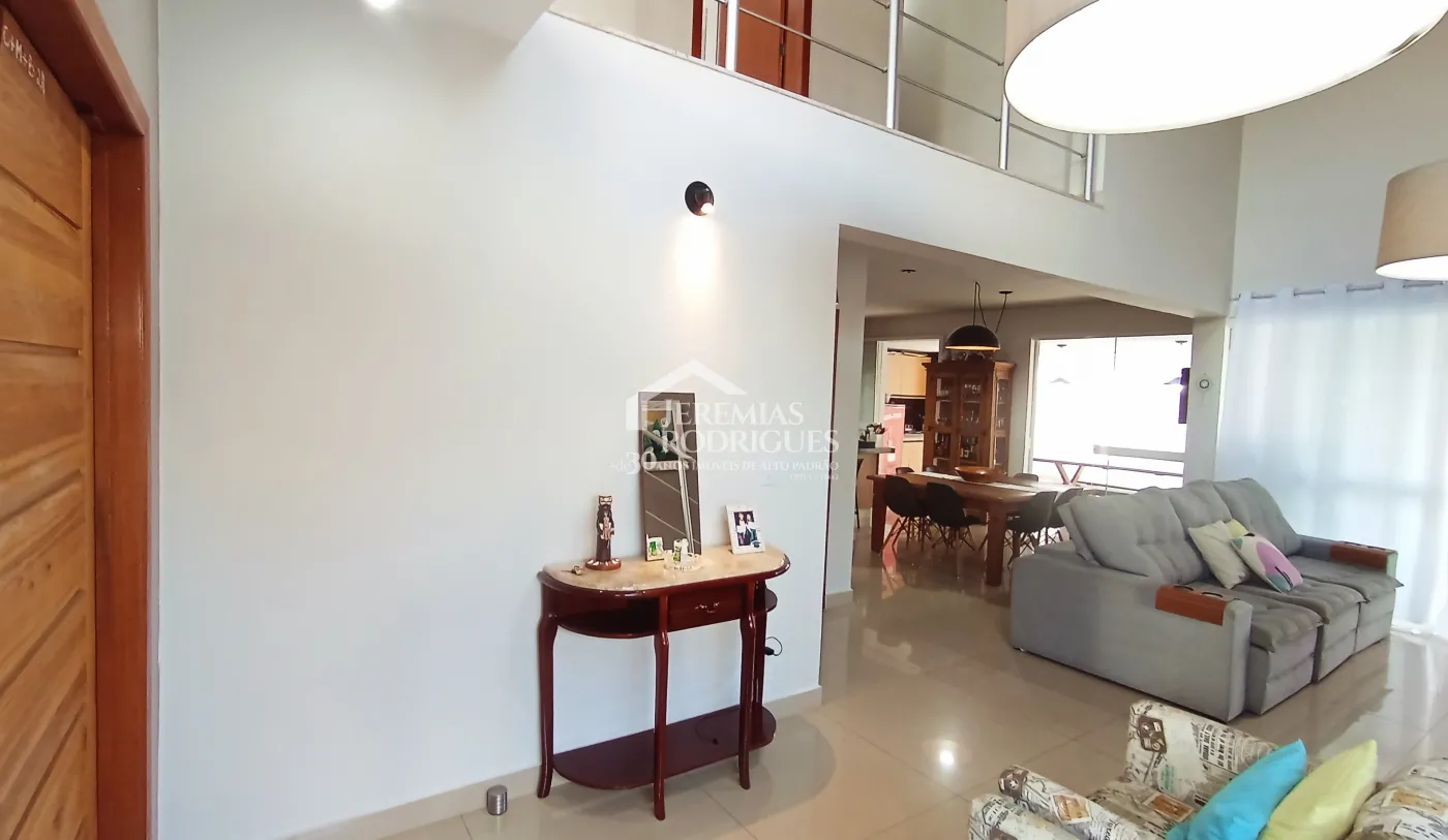Casa à venda com 3 suítes no Condomínio Moema Ville em Pindamonhangaba/SP.