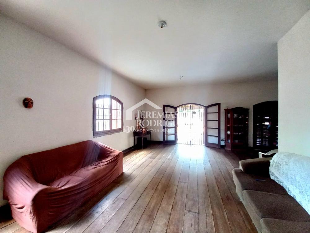 Espetacular casa térrea com piscina, quintal amplo e ótima localização - Pindamonhangaba/SP