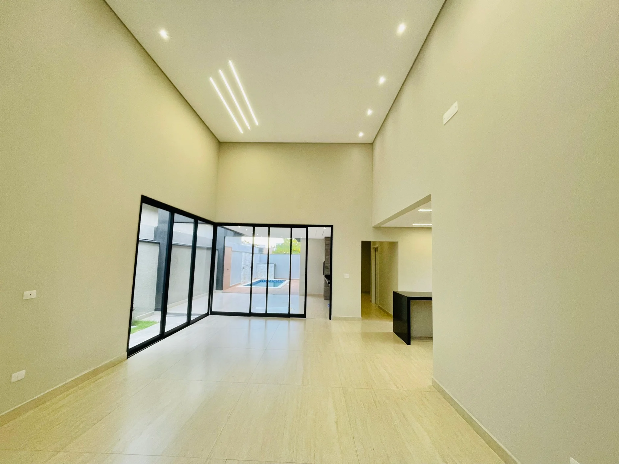 Casa à venda com 3 suítes no Condomínio Ouro Ville em Taubaté/SP. 