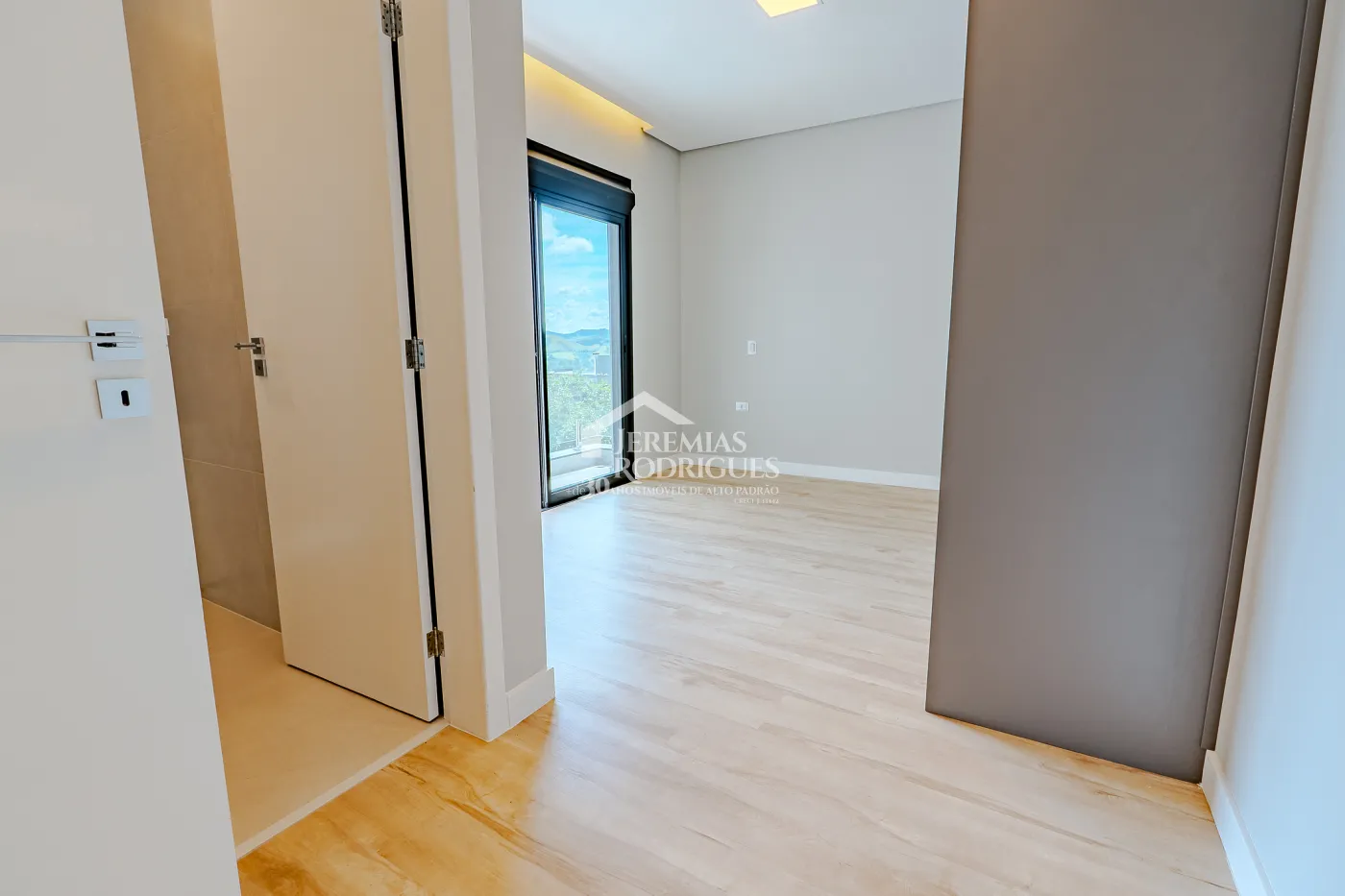 Casa à venda com 4 suítes no Condomínio Residencial Alphaville II em São José dos Campos/SP.