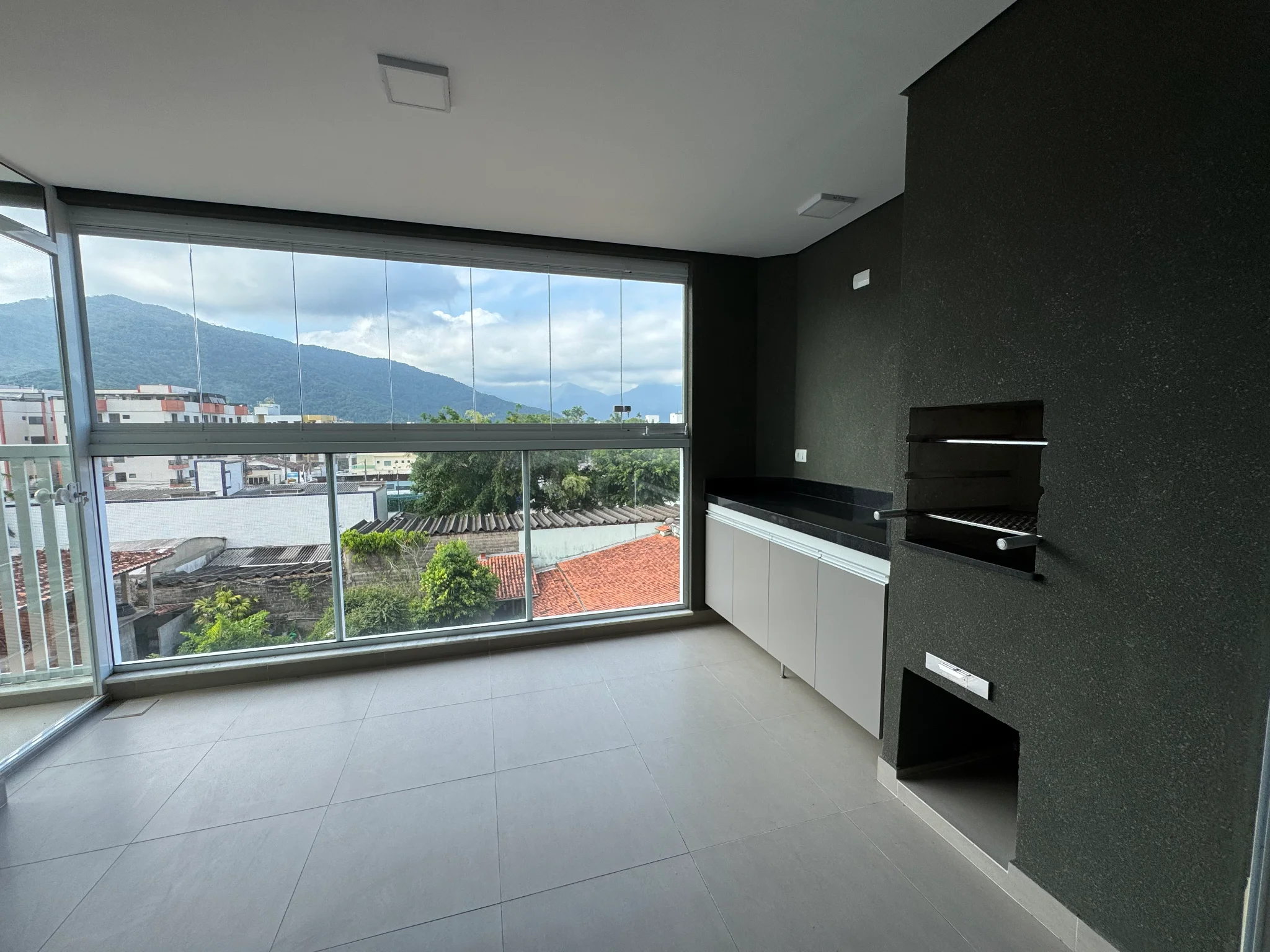 Apartamento à venda com 3 dormitórios, 127 m² no Edifício Eduarda em Ubatuba/SP. 