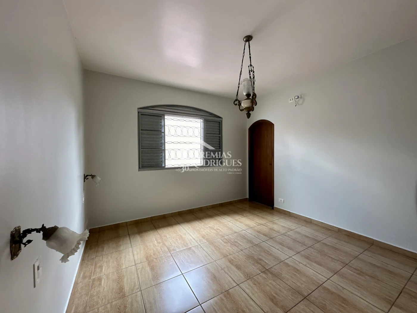 Casa para locação com 3 dormitórios no bairro Jardim Garcez em Taubaté/SP. 