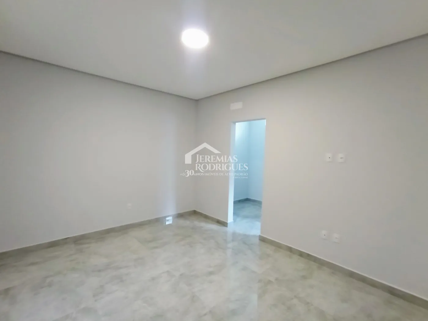 Casa à venda com 300 m² no Condomínio Ouro Ville em Taubaté/SP.