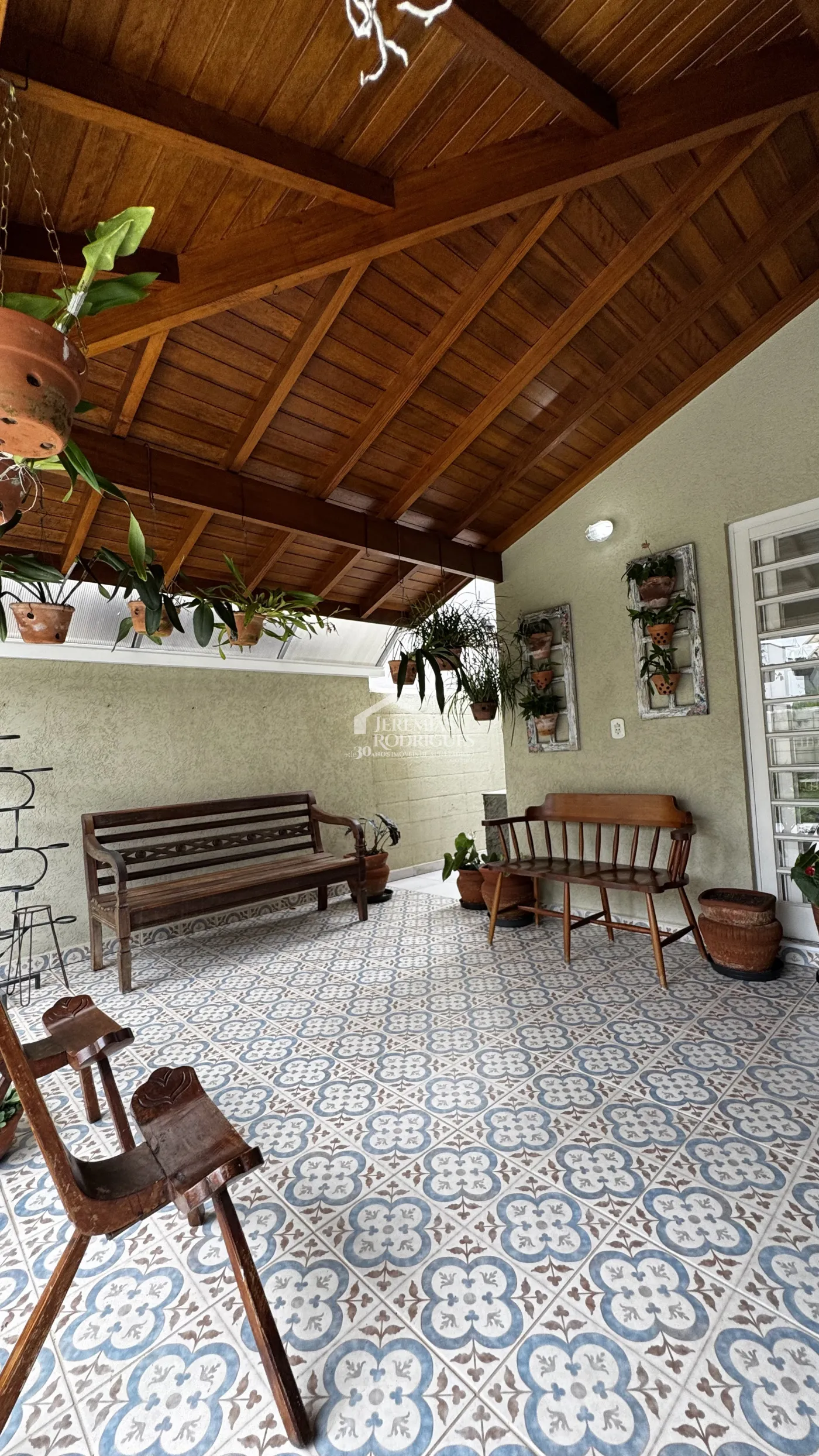 Casa assobradada à venda com 4 dormitórios no Condomínio Jardim das Hortênsias em Taubaté/SP.