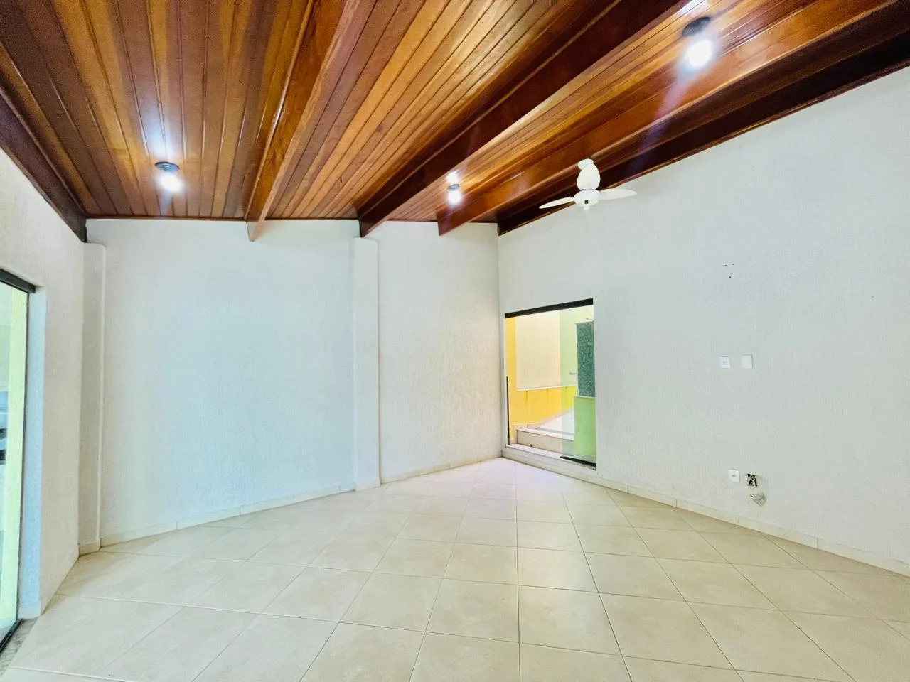 Casa à venda com 3 dormitórios no bairro Jardim das Nações em Taubaté/SP. 