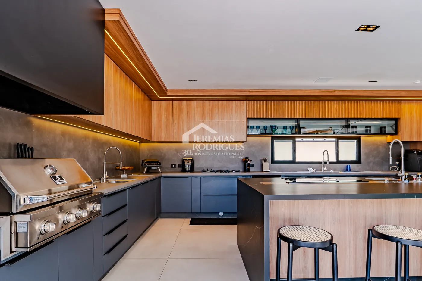 Casa à venda com 4 suítes no Condomínio Taubaté Village em Taubaté/SP.