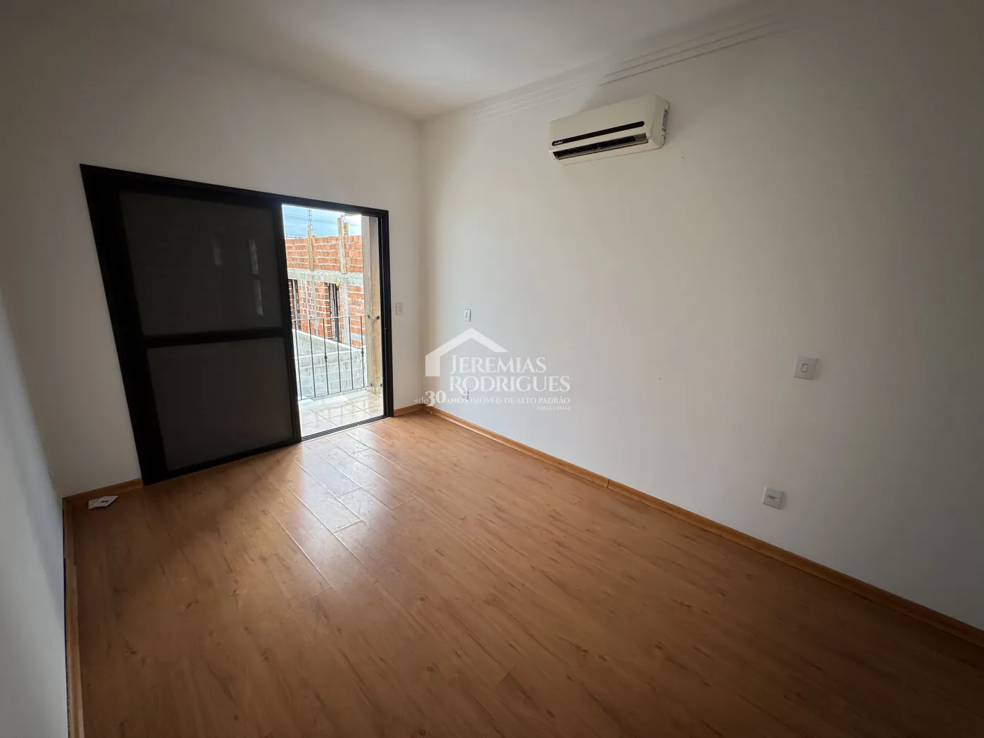 Casa para venda e locação com 4 suítes no Condomínio Village Splendore em Pindamonhangaba/SP.