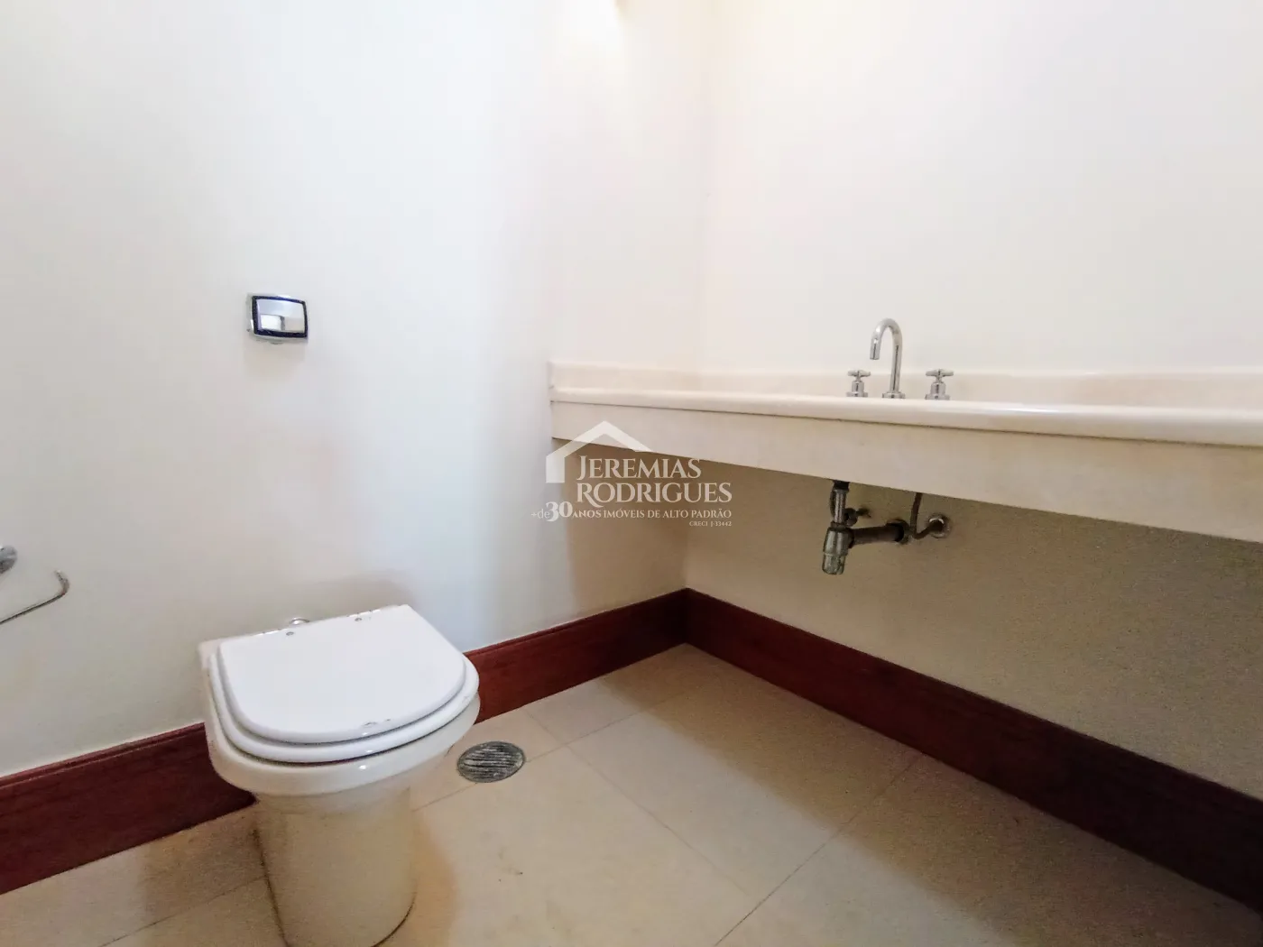 Casa à venda e locação com 4 suítes no Condomínio Colonial Village I em Pindamonhangaba/SP.