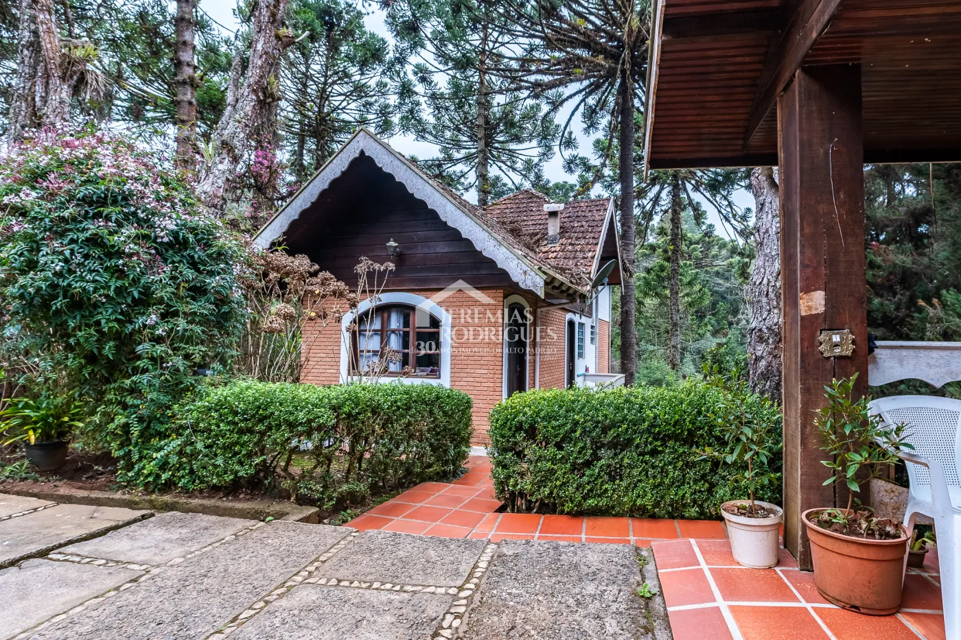 Casa com 7 dormitórios, 924 m² - Recanto das Araucárias - Campos do Jordão/SP