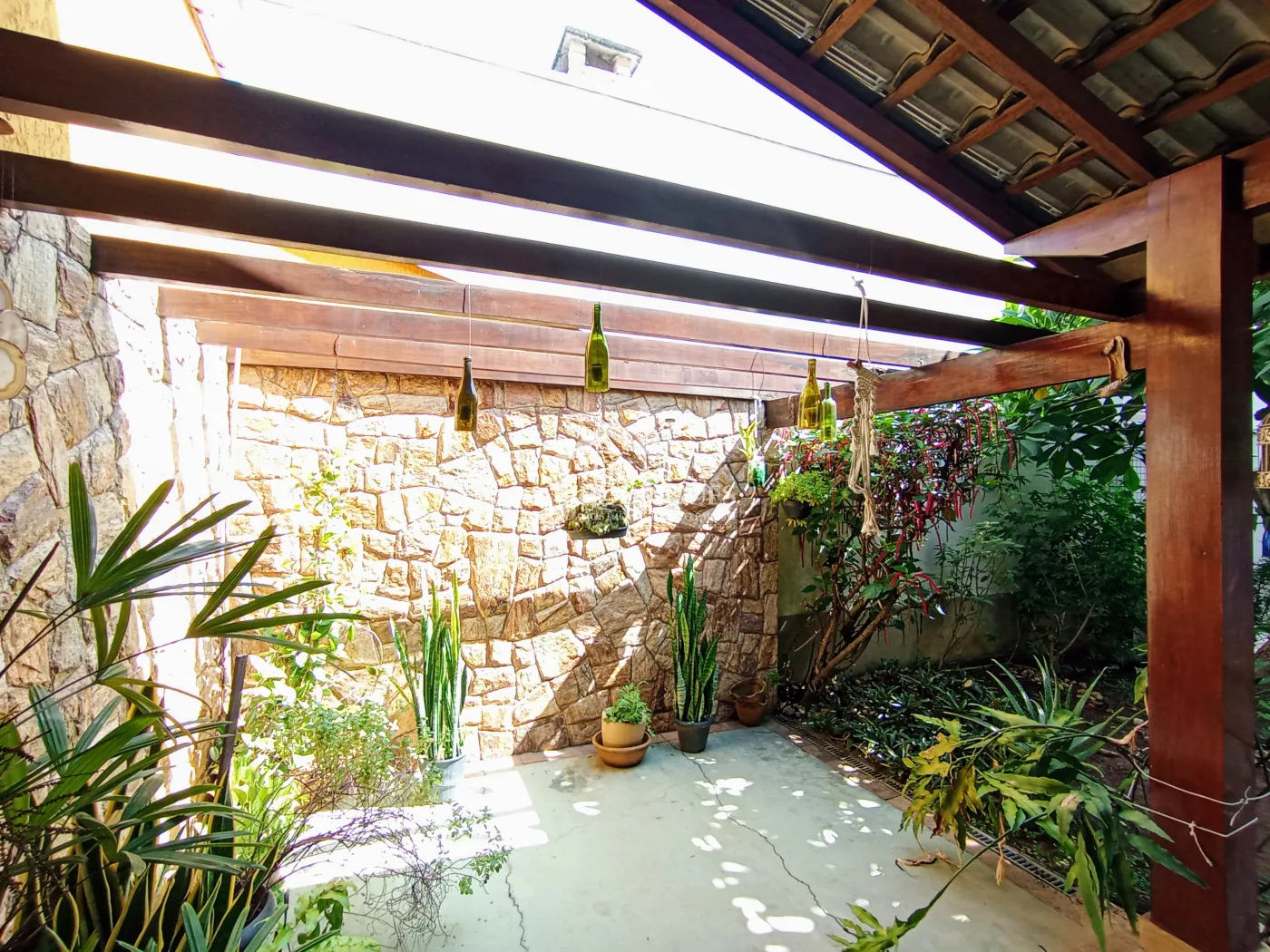 Casa assobradada à venda com 3 suítes no Condomínio Fortaleza em Taubaté/SP.