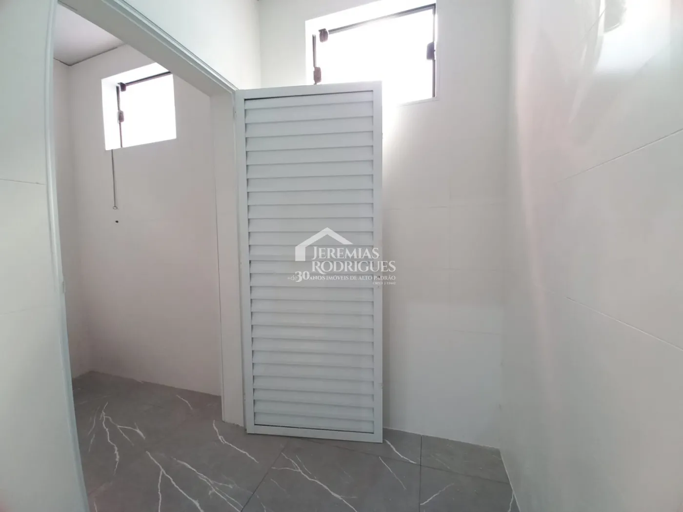 Galpão com 144 m² no bairro Residencial Jardim Aurora em Pindamonhangaba/SP.