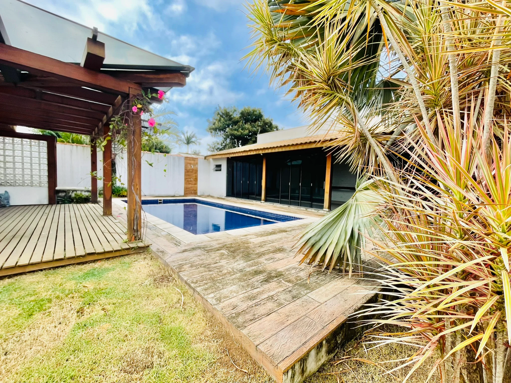 Casa para venda e locação no bairro Lessa em Pindamonhangaba/SP.