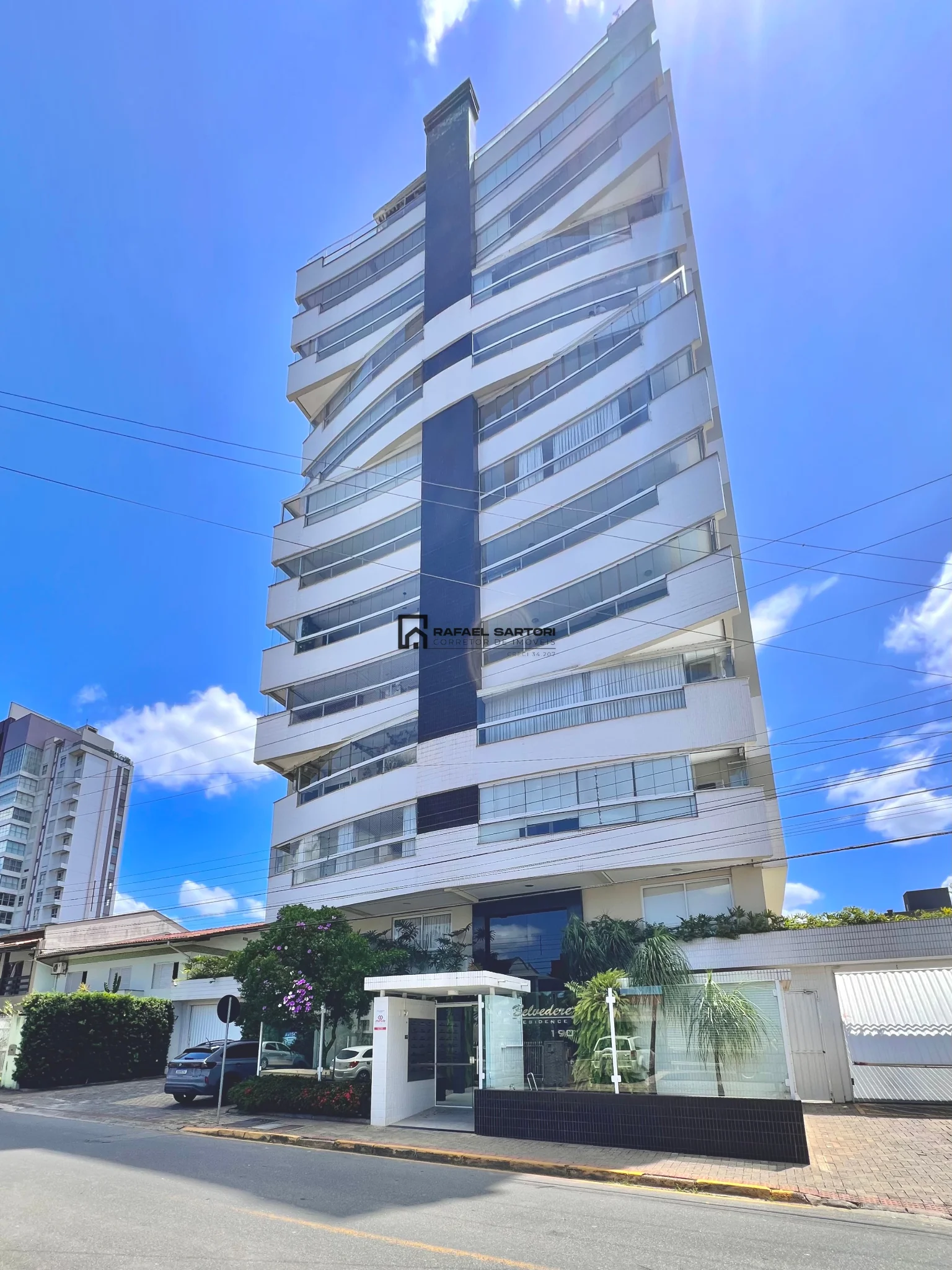 APARTAMENTO COM 03 SUITES NO CENTRO