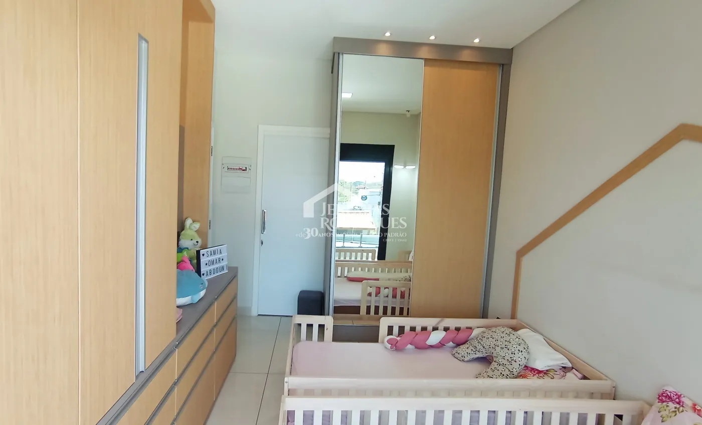 Casa à venda com 3 dormitórios no Condomínio Tecoara em Taubaté/SP.