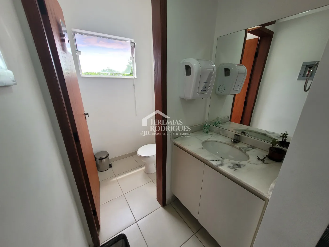 Três salas comerciais com 300 m² no Edifício Village Coworking em Pindamonhangaba/SP.