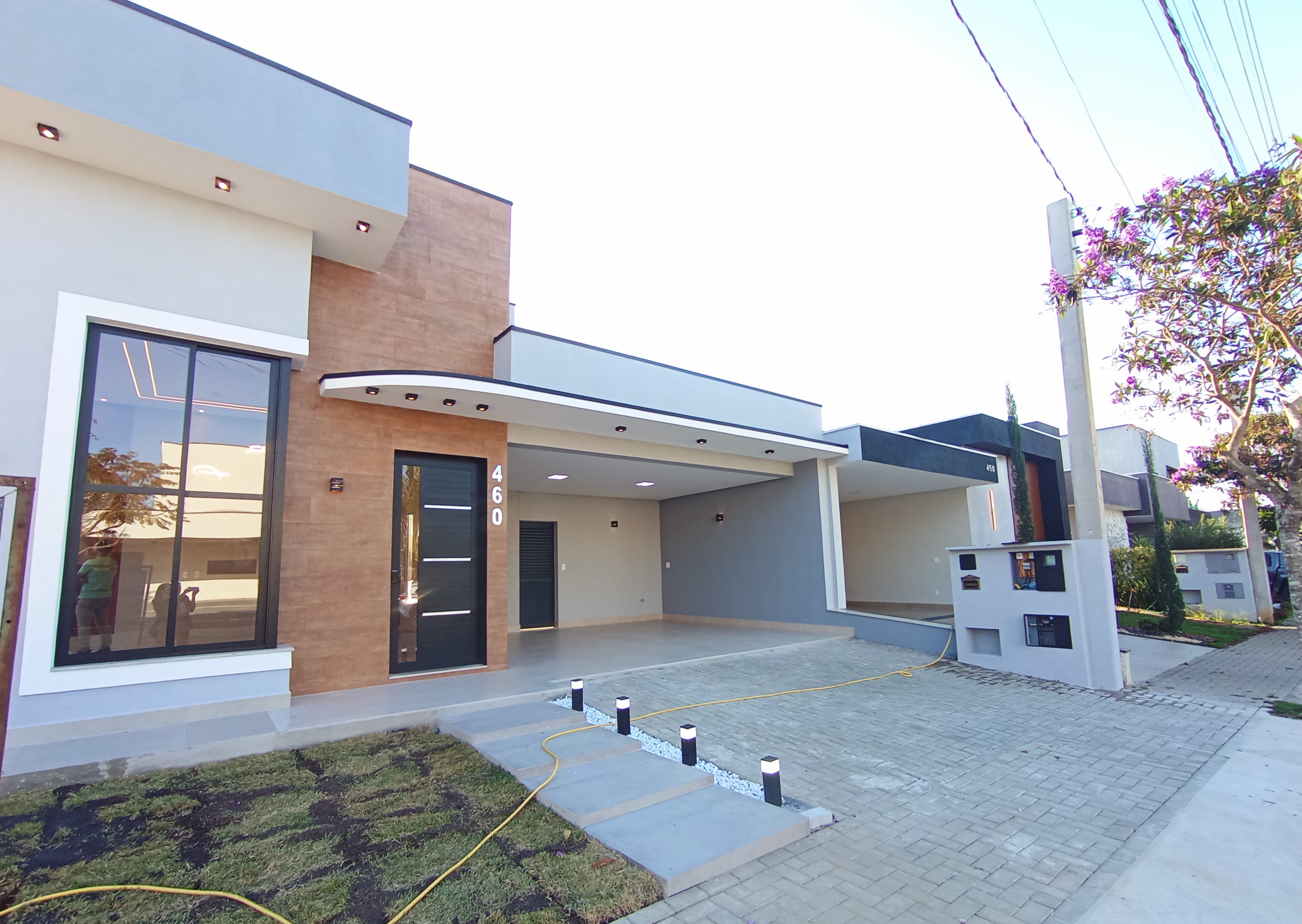 Casa à venda com 3 dormitórios no Condomínio Ouro Ville em Taubaté/SP.