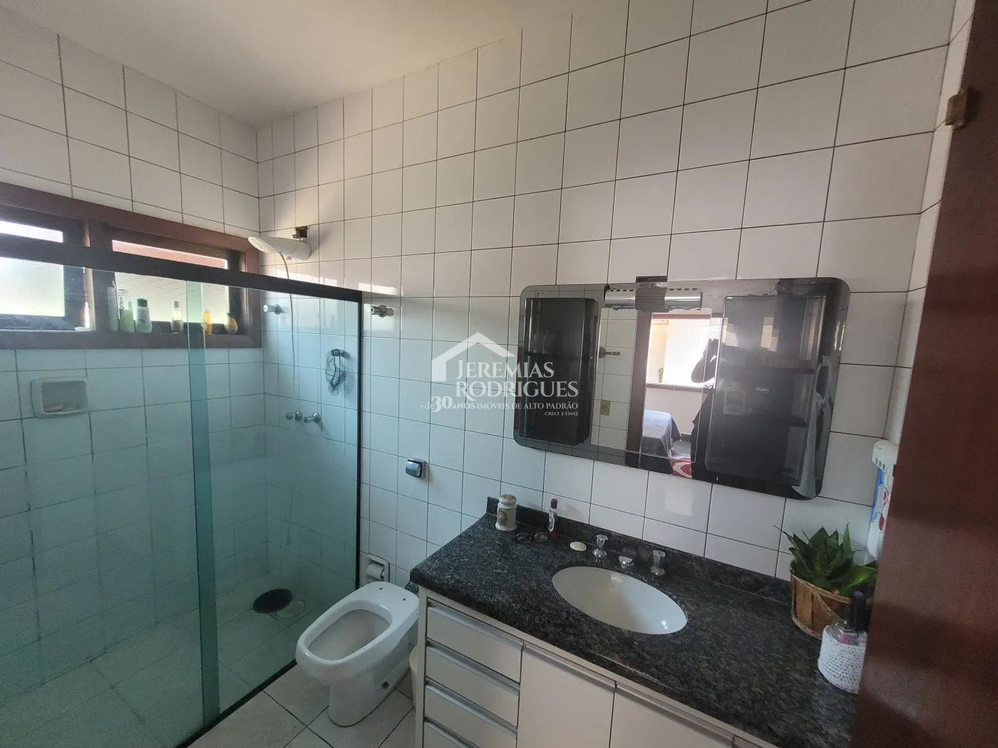 Casa para venda e locação com 3 dormitórios no Parque São Domingos em Pindamonhangaba/SP.