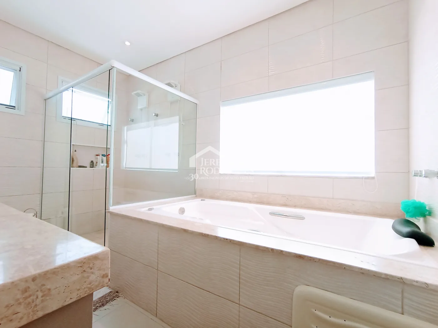 Casa à venda com 4 suítes no Condomínio Altos da Serra VI em São José dos Campos/SP