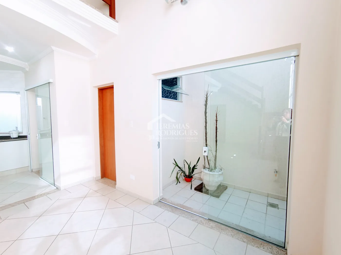 Casa à venda com 3 dormitórios no Condomínio Vale dos Príncipes em Taubaté/SP.