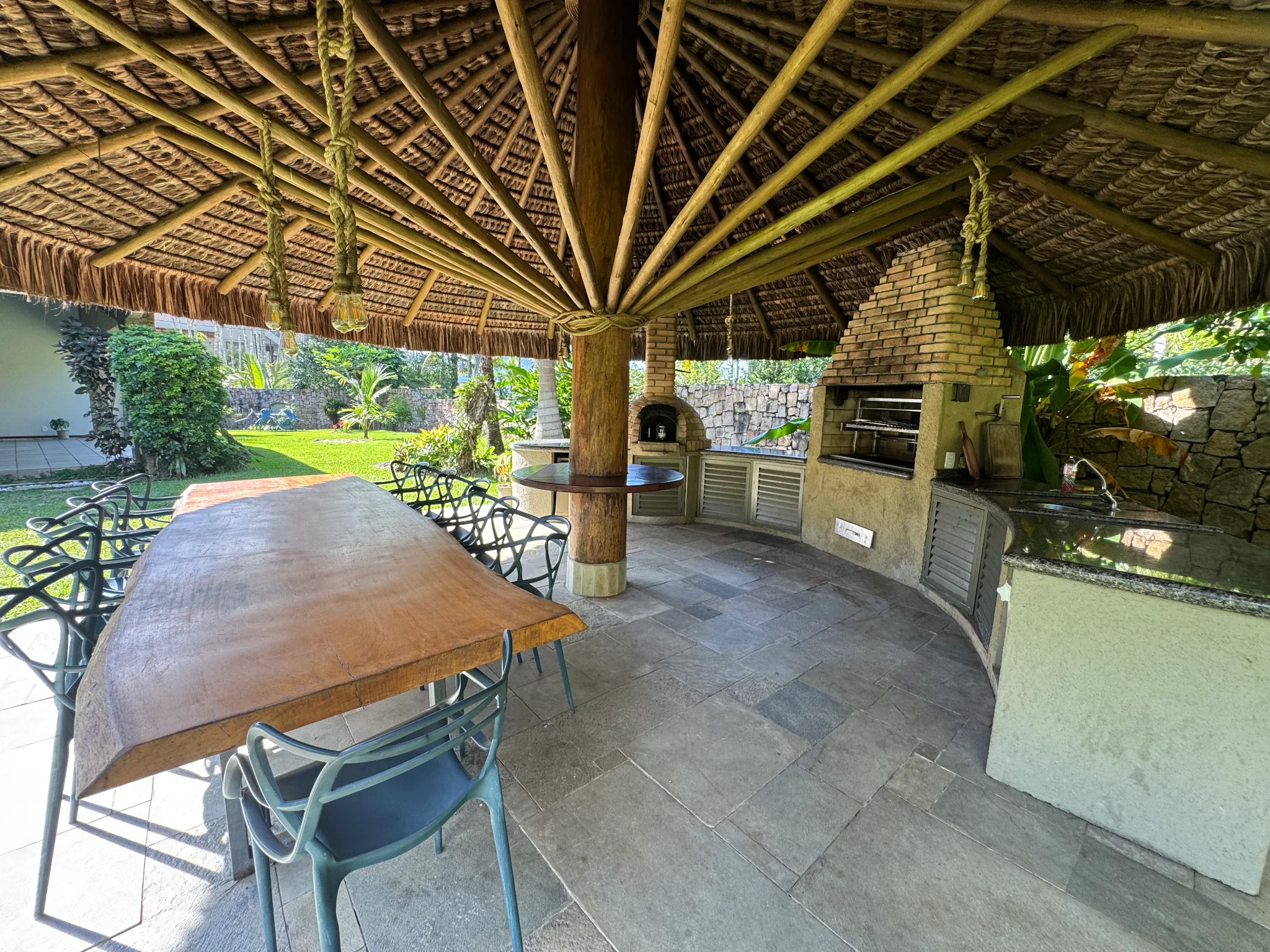 Casa á venda com 5 suítes, pé na areia no Condomínio Domingas Dias em Ubatuba/SP.