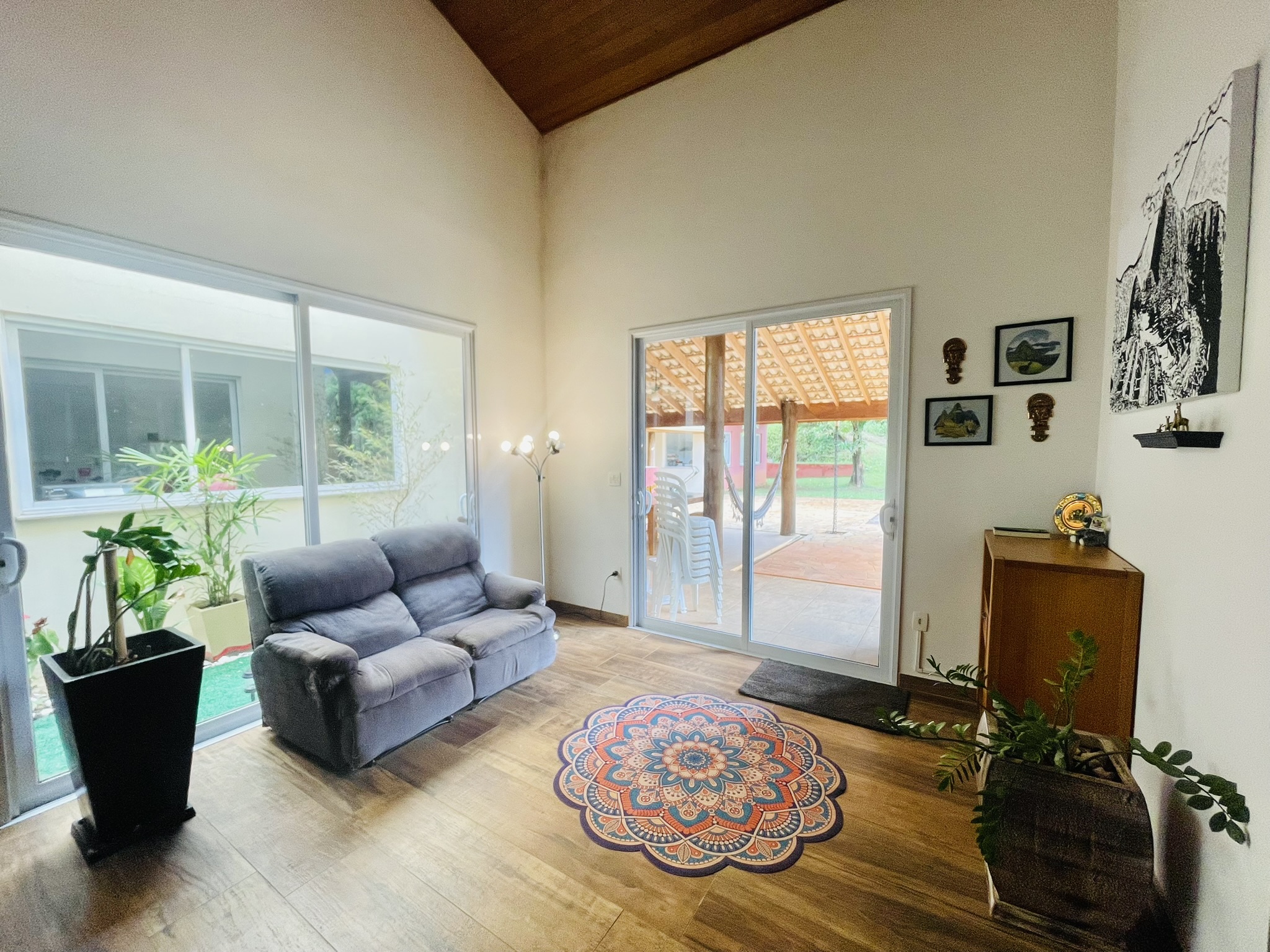 Casa à venda com 4 dormitórios no Condomínio São Félix do Cataguá em Taubaté/SP.