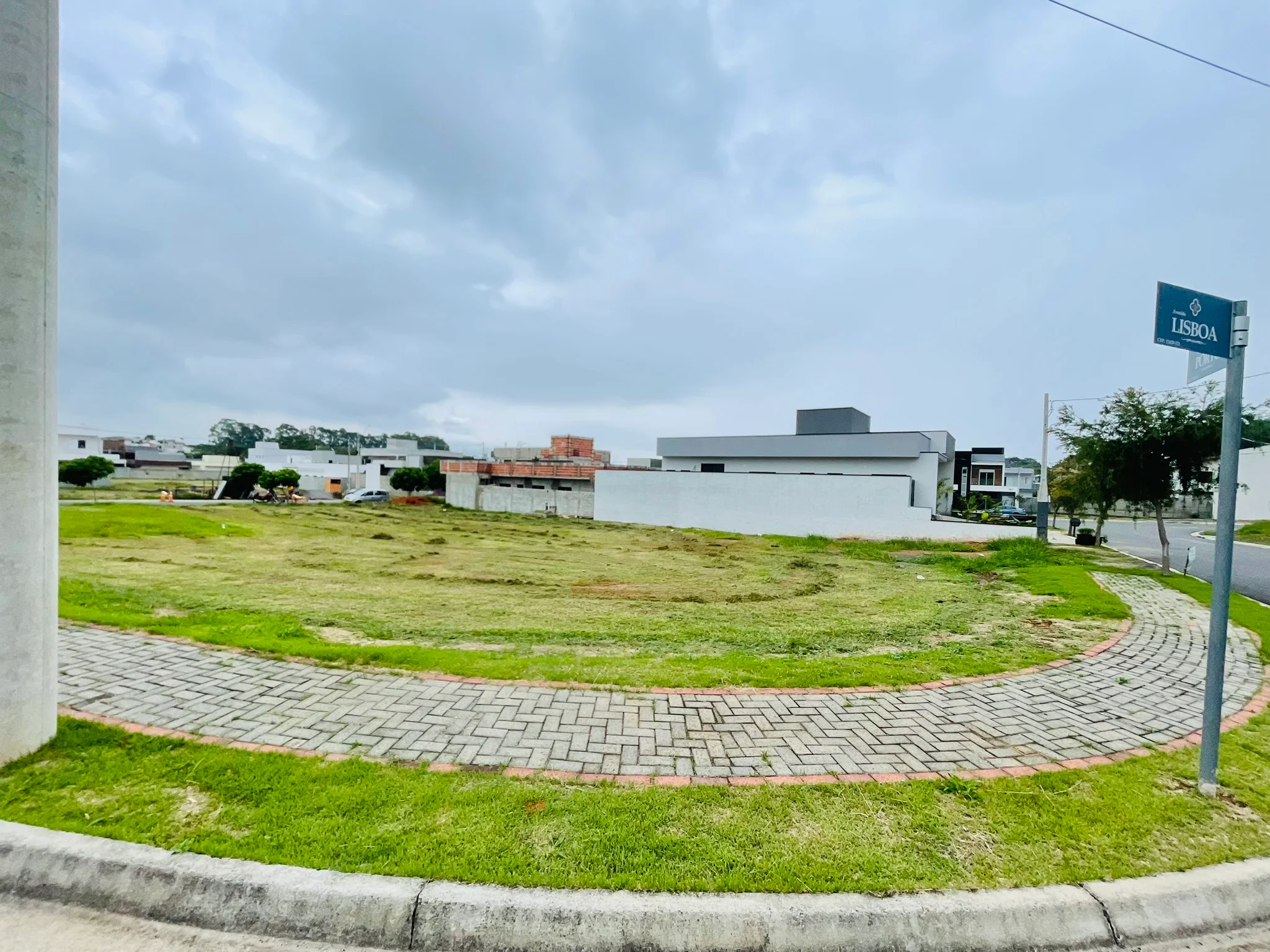 Terreno à venda com 374 m² no Condomínio Bosque do Imperador em Pindamonhangaba/SP. 
