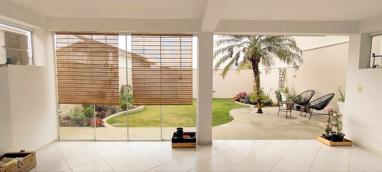 Casa à venda com 3 dormitórios no Condomínio Floradas da Serra em São José dos Campos/SP.