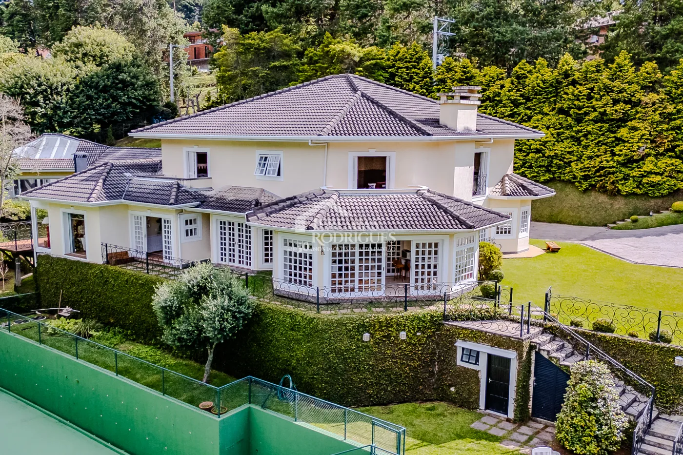 Casa com 6 suítes, 700 m² - Condomínio Vila Simonsen - Campos do Jordão/SP.