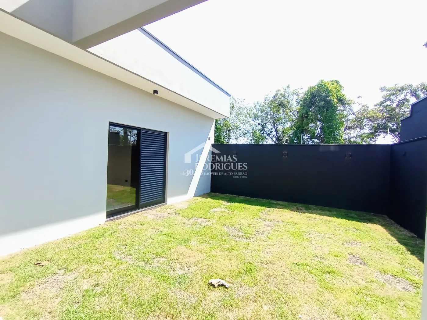 Casa à venda com 3 suítes no Condomínio Quinta das Palmeiras em Taubaté/SP.