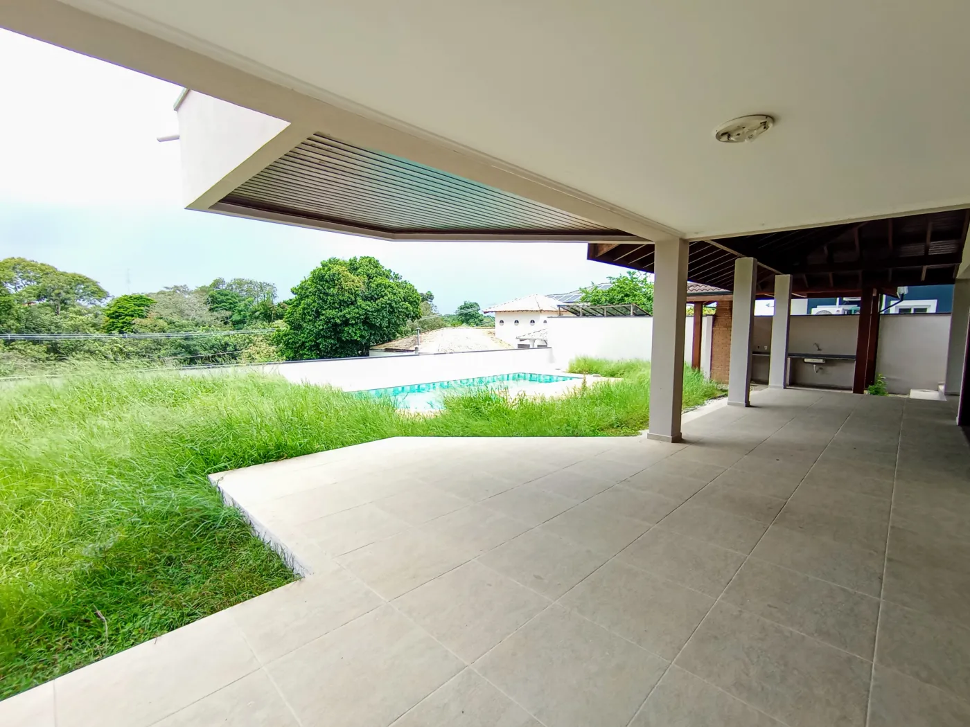 Casa à venda e locação com 4 suítes no Condomínio Colonial Village I em Pindamonhangaba/SP.