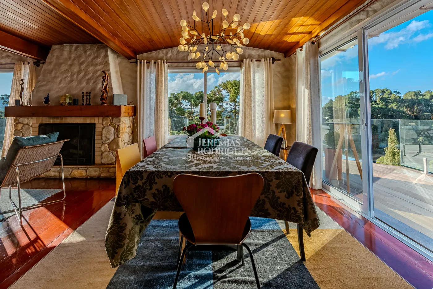 Casa à venda com 3 dormitórios, no bairro Vila Belvedere em Campos do Jordão/SP.