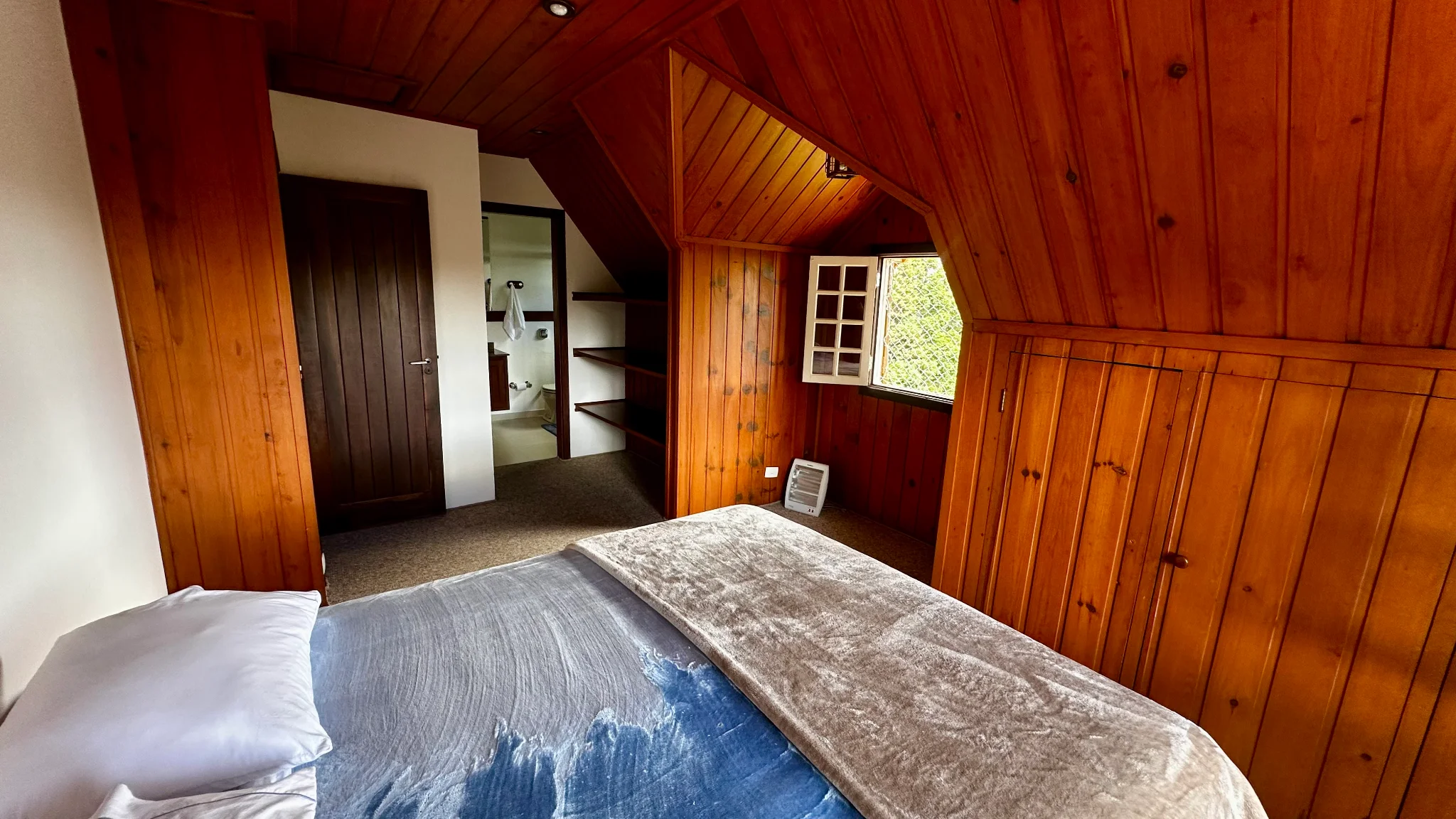 Casa para locação com 4 dormitórios no Condomínio SABAC em Campos do Jordão/SP. 