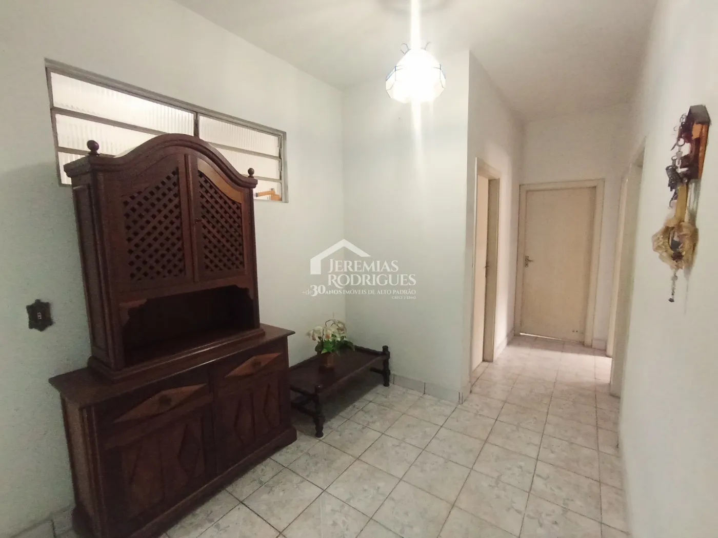 Casa para venda e locação no bairro Jardim Eulária em Taubaté/SP.