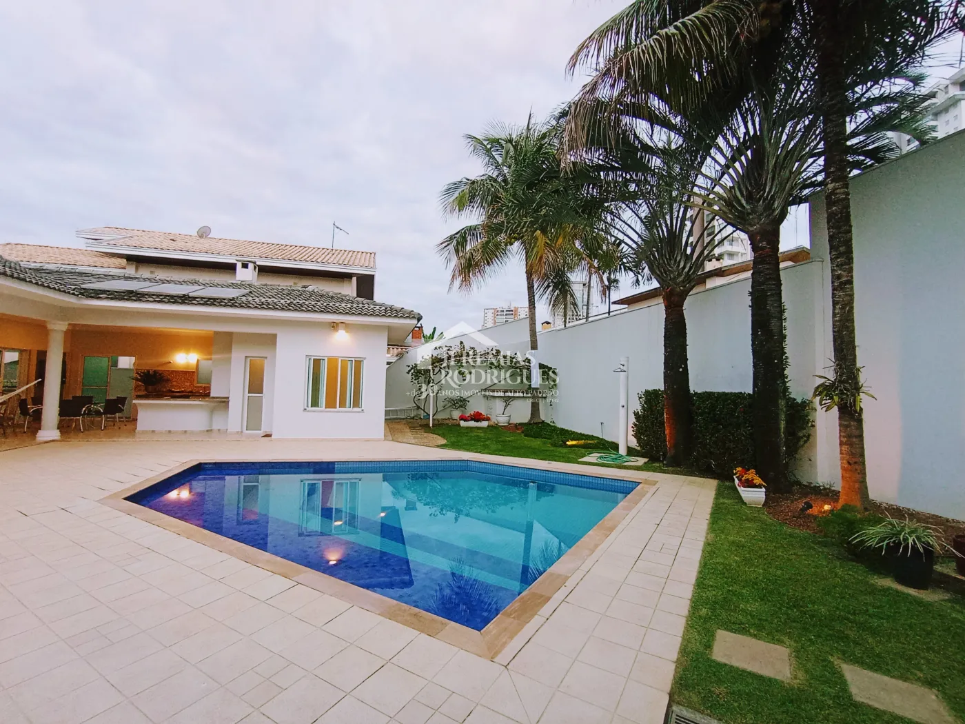 Casa à venda com 4 dormitórios no Condomínio Taubaté Village em Taubaté/SP.