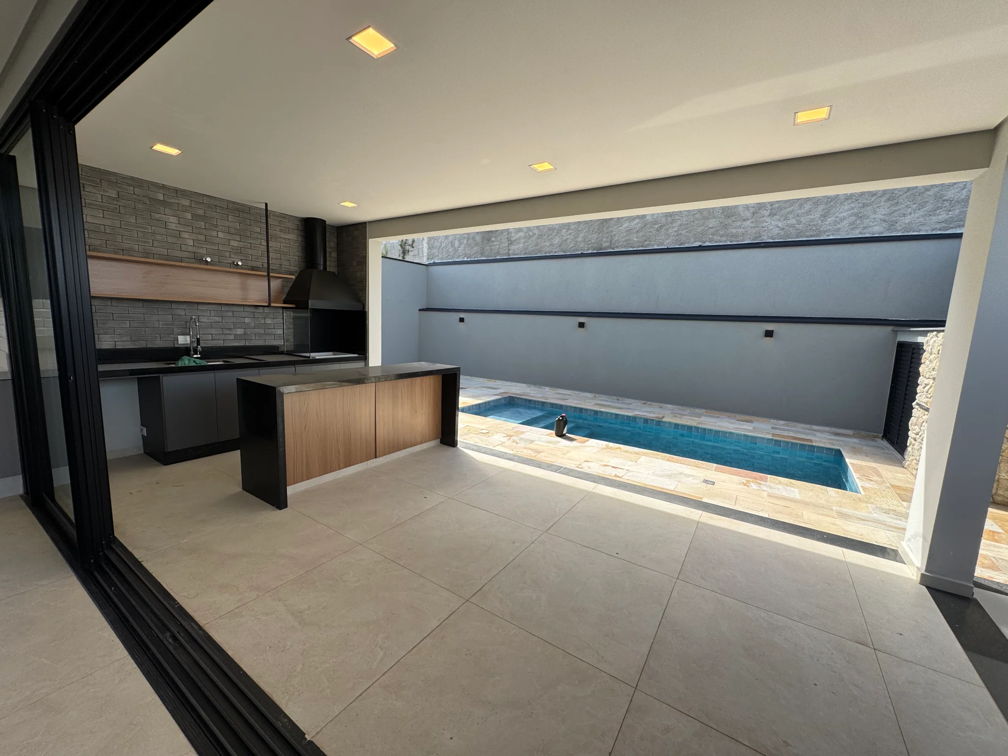 Casa à venda com 3 suítes no Condomínio Cataguá Way em Taubaté/SP.