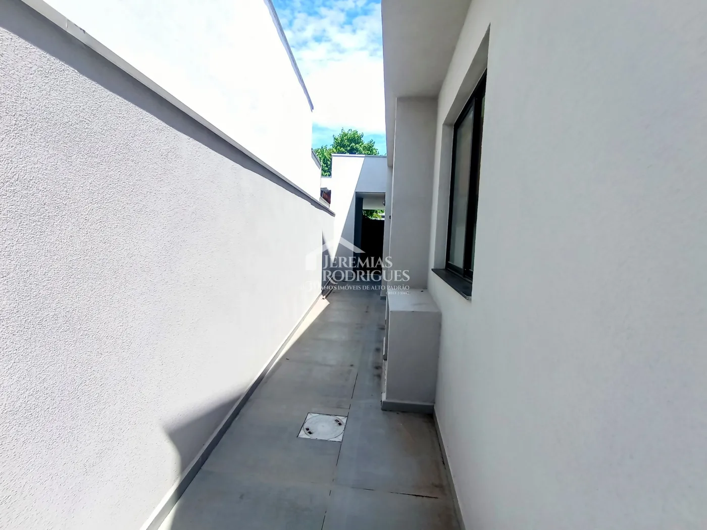 Casa à venda com 3 suítes no Condomínio Campos do Conde II em Tremembé/SP.