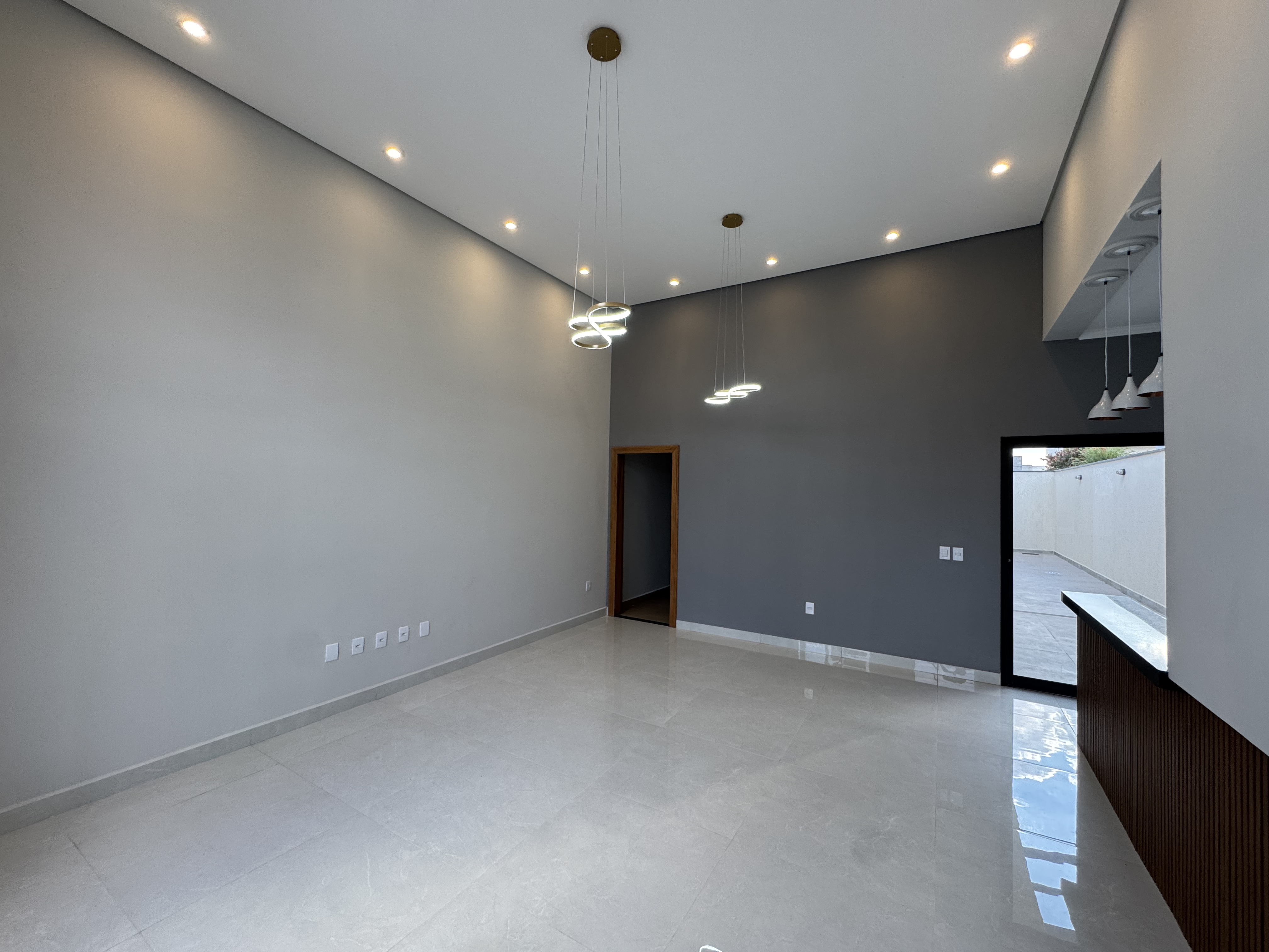 Casa à venda com 3 dormitórios no Condomínio Laguna em Pindamonhangaba/SP.