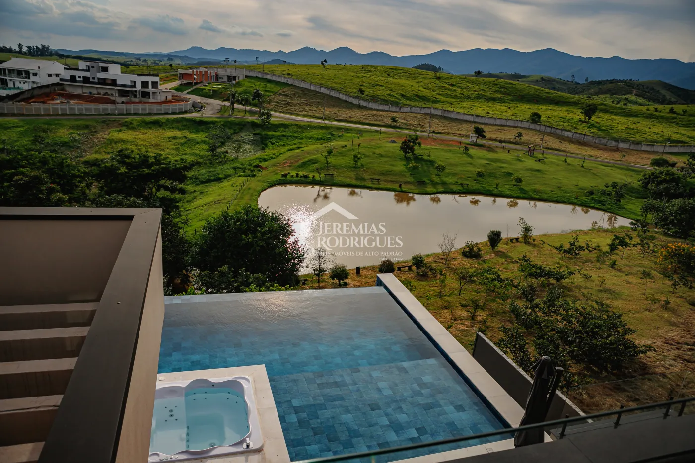 Casa com 3 suítes, 611 m² - Condomínio Village da Serra - Tremembé/SP