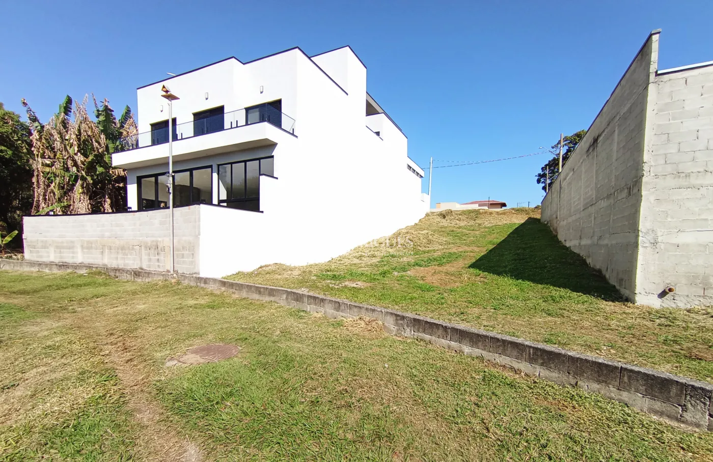 Terreno à venda com 332 m² no Condomínio Parque das Araucárias, em Tremembé/SP.