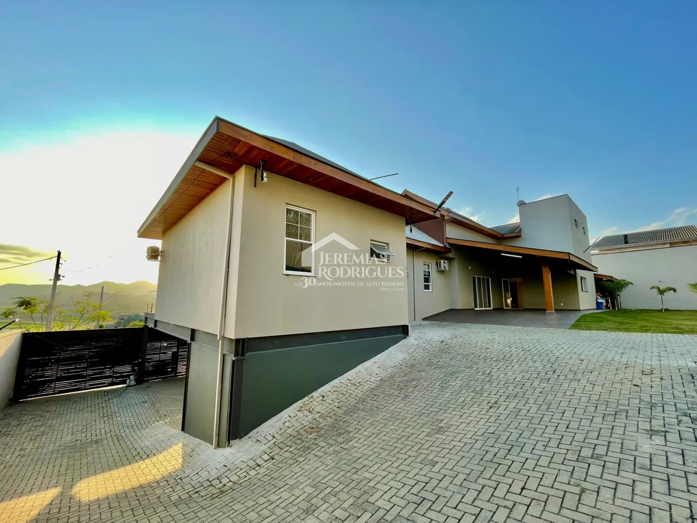 Casa à venda com 3 dormitórios no Condomínio Village da Serra em Tremembé/SP.