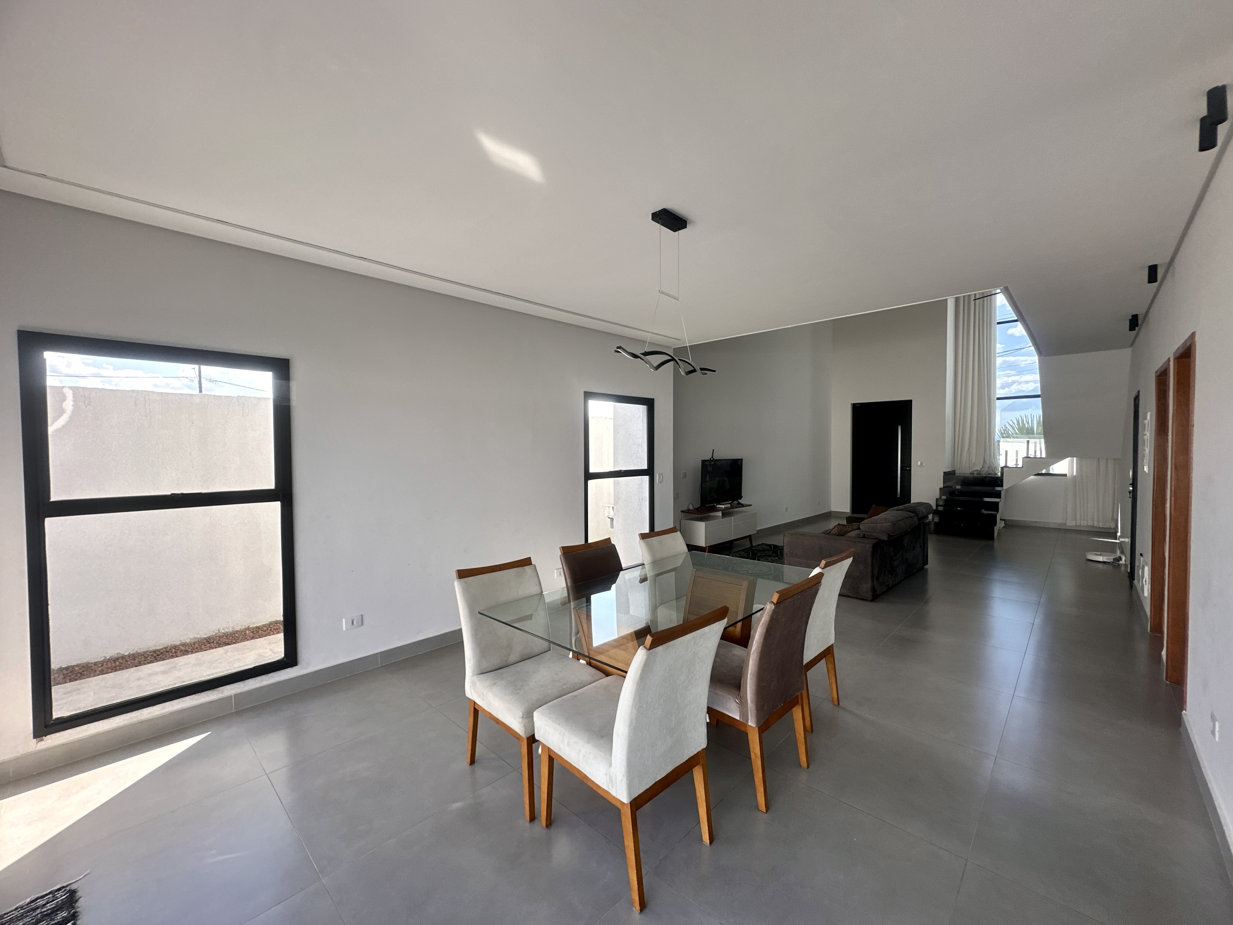 Casa à venda com 4 dormitórios no Condomínio Bella Vitta em Caçapava/SP.