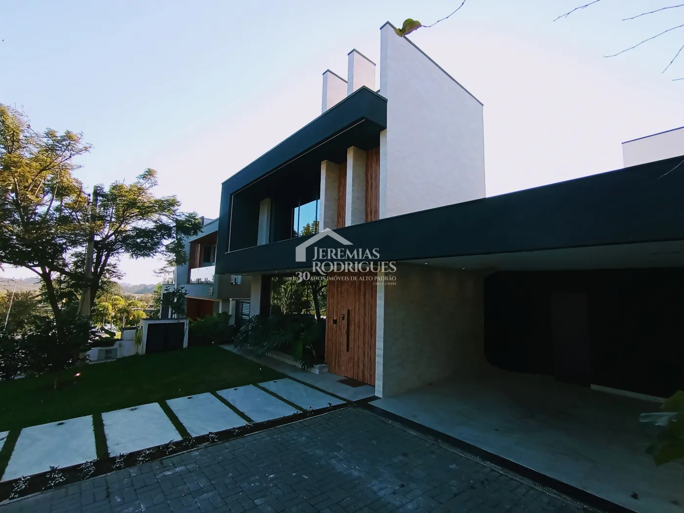 Casa à venda com 5 dormitórios no Condomínio Reserva dos Lagos em Pindamonhangaba/SP.