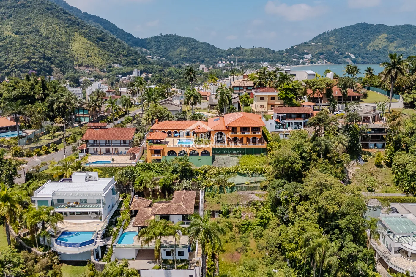 Mansão à venda com 7suítes no Condomínio Santa Rita em Ubatuba/SP.