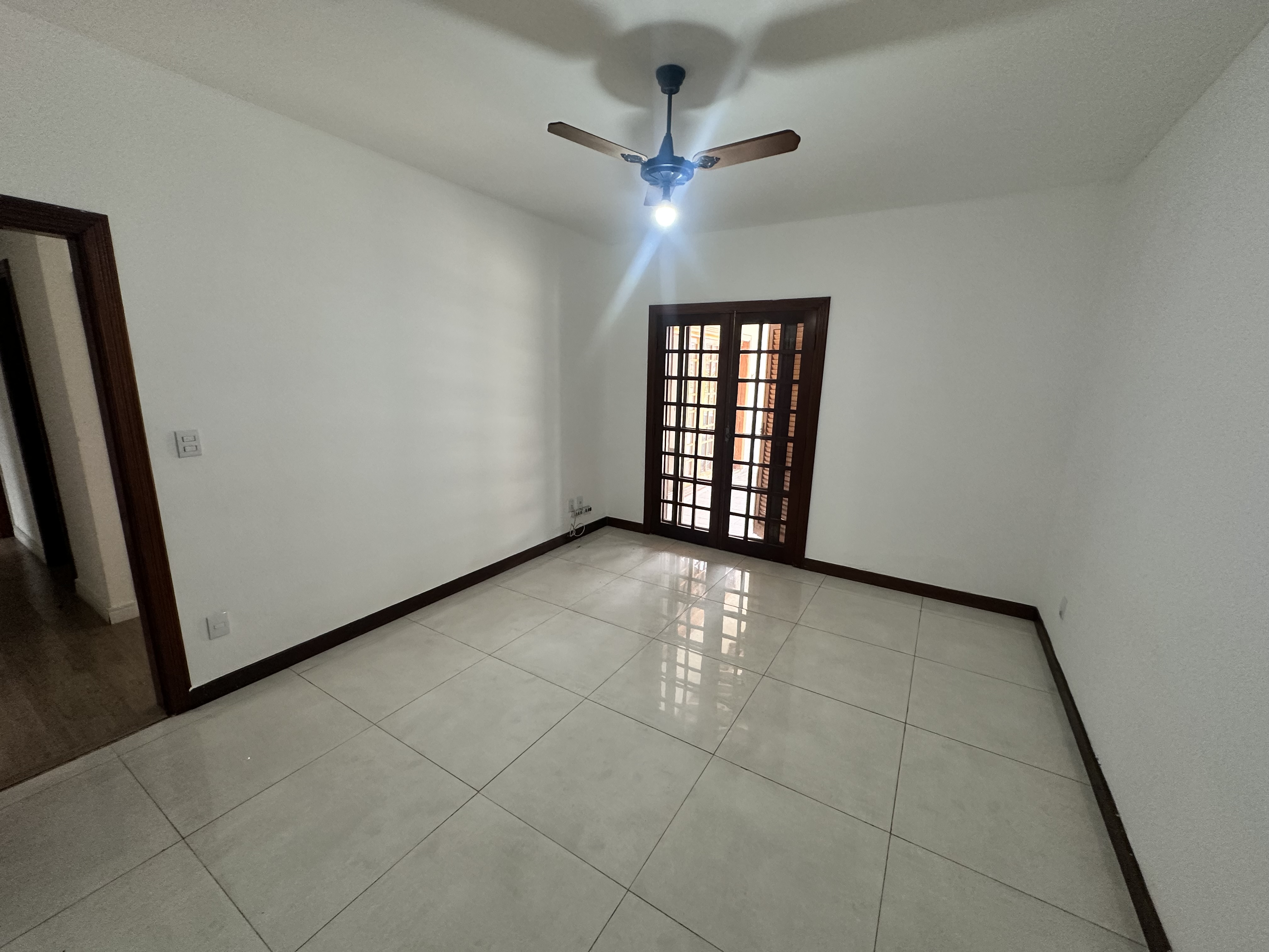 Casa para venda e locação com 6 dormitórios no Condomínio Village Paineiras em Pindamonhangaba/SP.