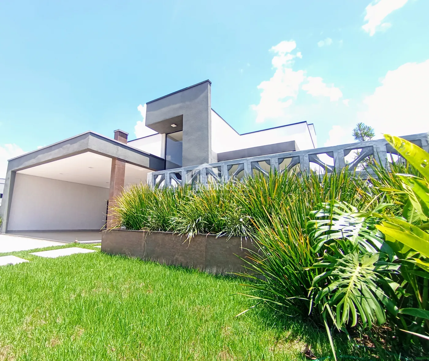Casa assobradada à venda com 3 suítes no Condomínio Cyrela Landscape em Taubaté/SP.
