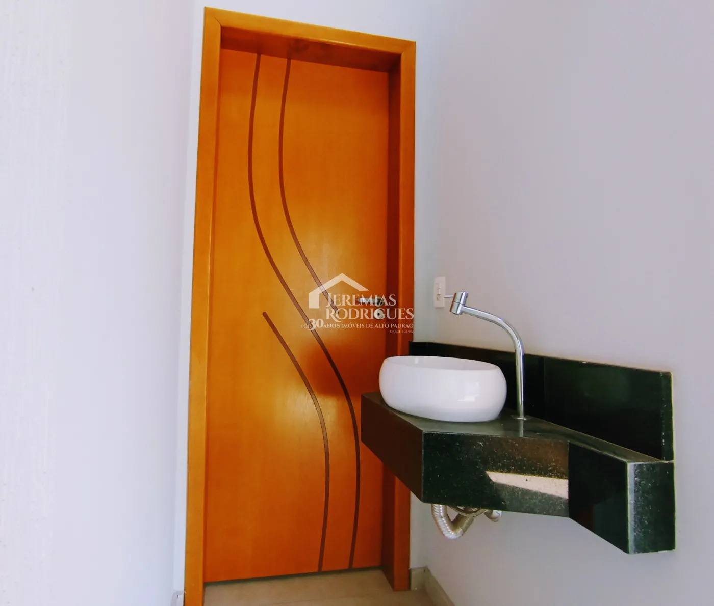 Casa para venda e locação com 3 dormitórios, no Condomínio Campos do Conde II em Tremembé/SP.