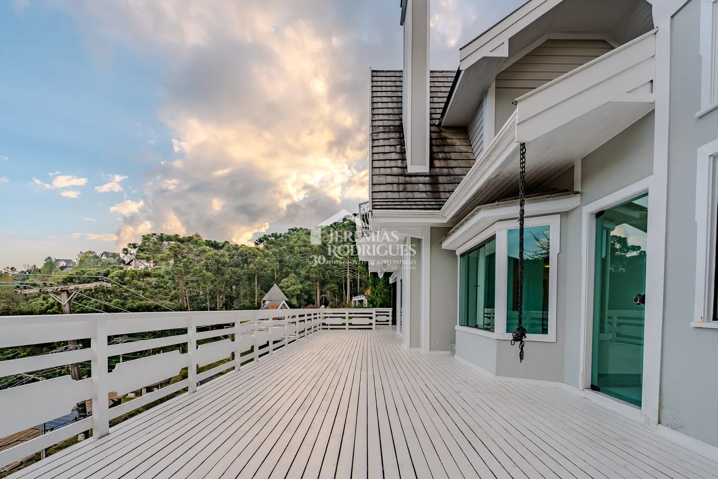 Casa para venda com 5 suítes no Condomínio Jardim Véu da Noiva em Campos do Jordão/SP